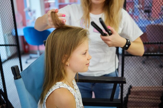 Servicios de peluquería Comida peinado Proceso de peinado del cabello Peluquería infantil