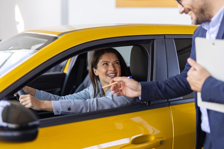 Foto serviço de aluguel de carros mulher jovem motorista pegando chaves do gerente enquanto está sentada em um carro alugado mulher sorridente desfrutando de arrendamento de veículo imagem cortada em closeup