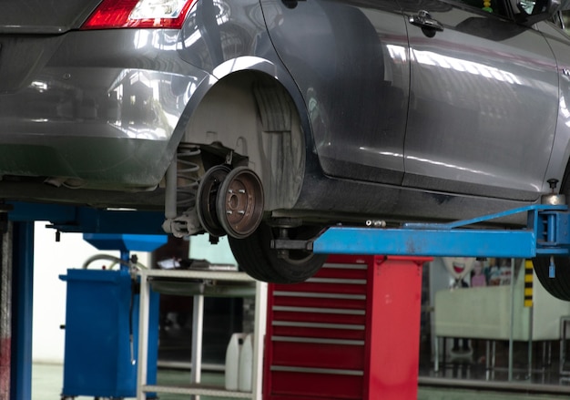 Foto serviço de carro - mudança de roda mecânica