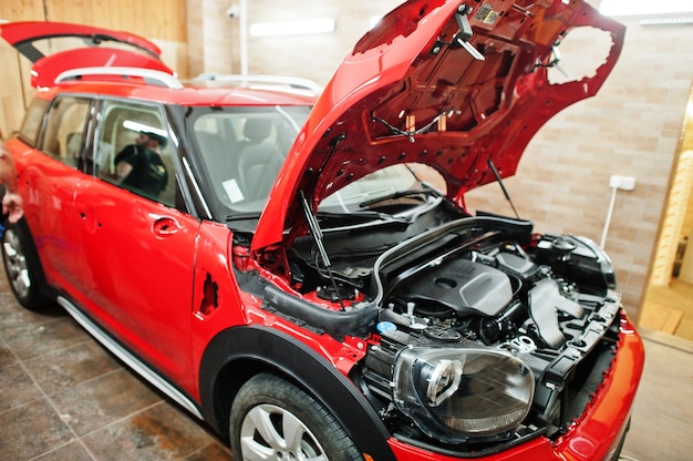 Serviço de carro vermelho na oficina de detalhamento de veículos