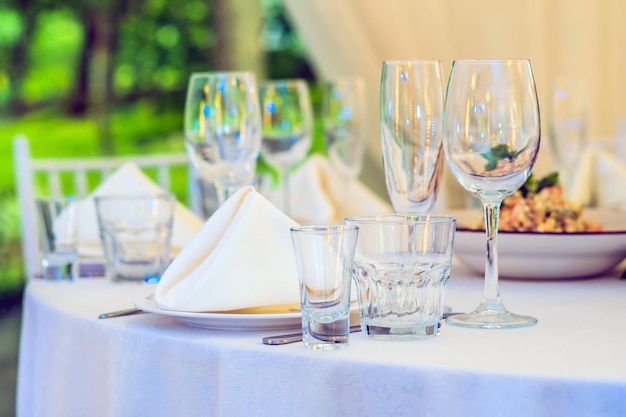 Serviço de catering. mesa de restaurante com comida. uma enorme quantidade de comida na mesa. pratos de comida. hora do jantar almoço