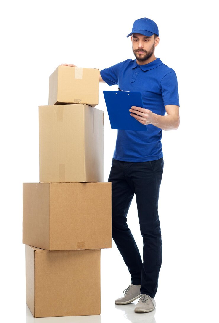 Foto serviço de entrega, correio, pessoas, logística e conceito de transporte - homem com caixas de encomendas e prancheta