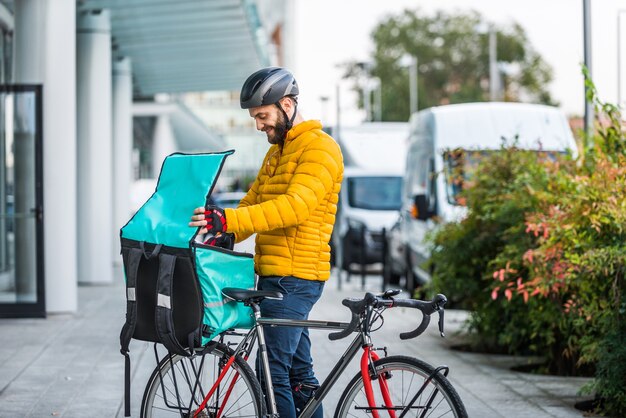 Serviço de entrega de comida, motorista entregando comida aos clientes com bicicleta - conceitos sobre transporte, entrega de comida e tecnologia