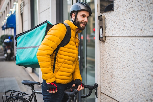 Foto serviço de entrega de comida, motorista entregando comida aos clientes com bicicleta - conceitos sobre transporte, entrega de comida e tecnologia