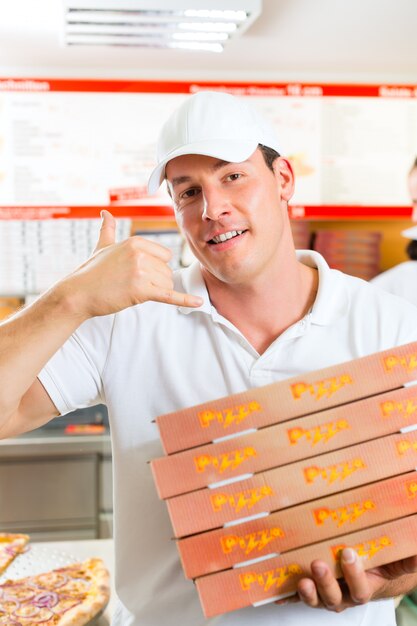 Serviço de entrega, homem segurando caixas de pizza