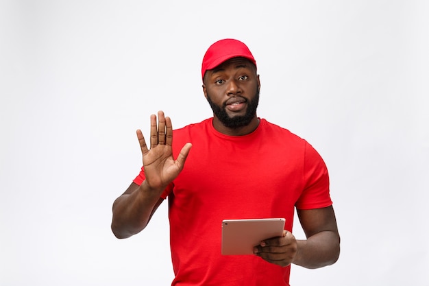 Serviço de entrega - Retrato de um entregador afro-americano sério com tablet