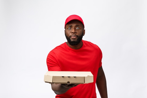 Serviço de entrega - retrato de um homem bonito afro-americano entregador de pizza.