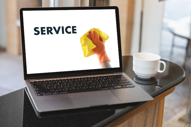 Foto serviço de limpeza doméstica no serviço de limpeza de laptop ligue para um serviço profissional de limpeza online