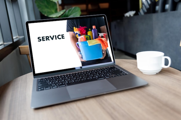 Serviço de limpeza doméstica no serviço de limpeza de laptop Ligue para um serviço profissional de limpeza online