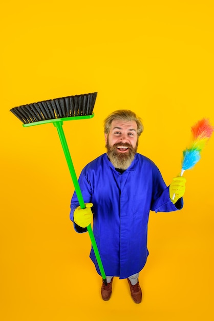 Serviço de limpeza homem barbudo de uniforme com equipamento de limpeza limpeza doméstica limpeza profissional