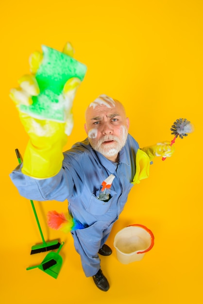 Serviço de limpeza homem com equipamento de limpeza serviço doméstico limpeza profissional limpeza