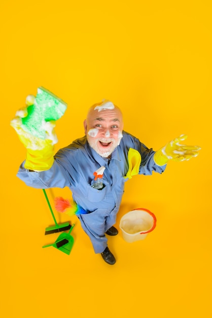 Serviço de limpeza serviço doméstico limpeza profissional homem sorridente de uniforme com limpeza
