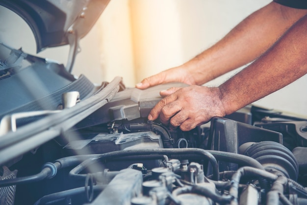 Serviço de mecânica de veículos em garagem automóvel serviço de engenharia mecânica de automóveis e veículos. mecânico de automóveis mãos reparos de automóveis centro de oficina de técnico automotivo. serviços de máquina de motor de carro