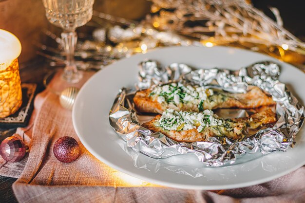 Serviço de mesa de catering no restaurante antes da festa Filé de salmão em um prato