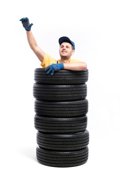 Serviço de pneus de carro, reparador de mão levantada, branco, trabalhador de garagem com pneus, montagem de roda