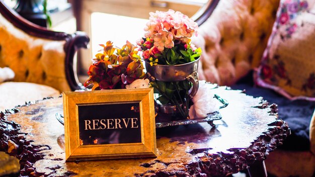 Foto serviço de preparação de mesas de restaurante elegante para recepção com cartão reservado inscrição de reserva numa mesa no restaurante