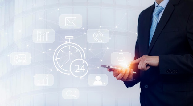 Serviço de relógio 24h e ícone de pessoas Conceito Mão de empresário segurando relógio e ícone de pessoas de linha gerenciamento de tempo e ideia de planejamento de trabalho de negócios e conceito do cronograma da rotina diária