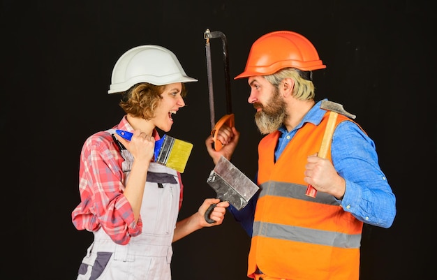 Serviço de renovação de casa negócio imobiliário casal de arquitetos usa capacete de segurança construção de casa nova