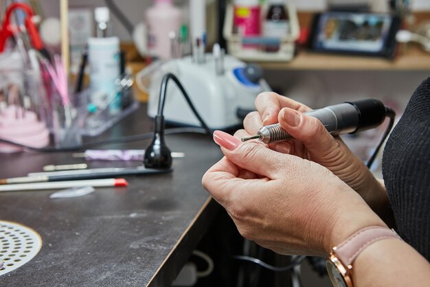 Serviço de salão de manicure para extensão de unhas de gel e polimento perfeito por técnico de unhas qualificado