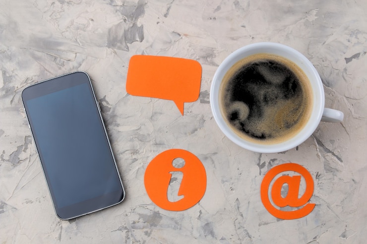 Foto serviço de suporte ao cliente. contate-nos para feedback. desktop com uma xícara de café e um smartphone e vários ícones de feedback.