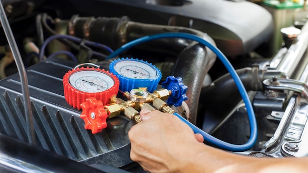 Serviço de verificação do ar condicionado do carro, detecção de vazamentos, enchimento de refrigerante.