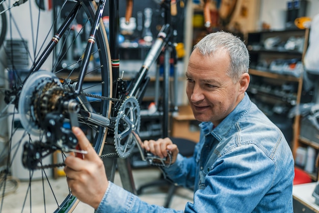 Serviço para bicicleta com bicicleta de reparação de adeptos