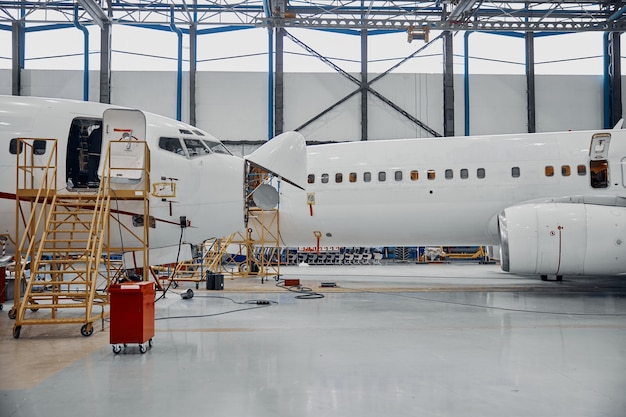Serviço profissional de exploração de aviões em grande hangar