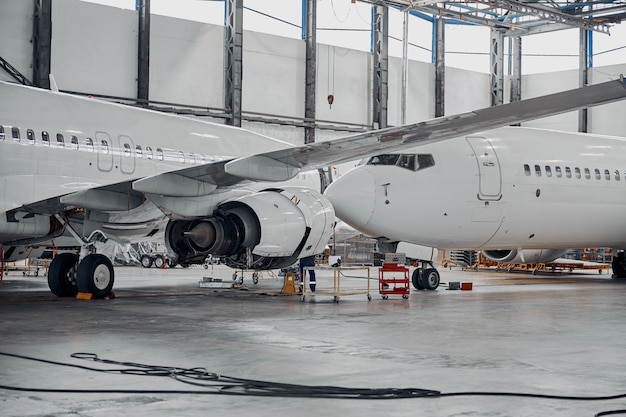 Serviço profissional de exploração de aviões em grande hangar