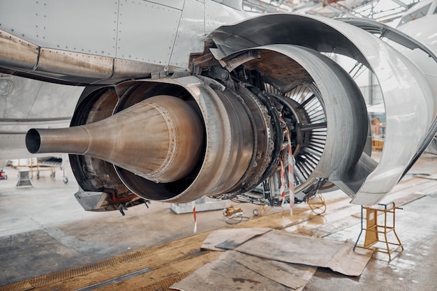 Serviço profissional de exploração de aviões em grande hangar