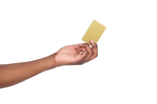 Serviços bancários. Mão masculina negra segurando um cartão de crédito de plástico em branco sobre fundo branco isolado do estúdio, espaço de cópia, recorte