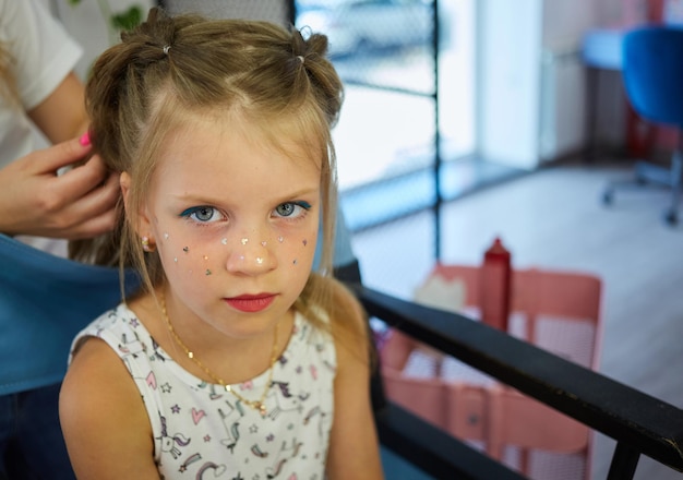 Serviços de cabeleireiro Corte de cabelo Processo de modelagem de cabelo Salão de cabeleireiro infantil