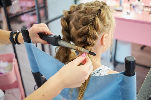 Serviços de cabeleireiro Corte de cabelo Processo de modelagem de cabelo Salão de cabeleireiro infantil