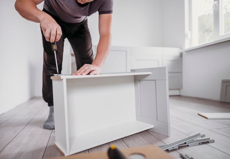 Serviços de montagem de móveis para casa artesão conceito cozinha instalação processo trabalhador montagem