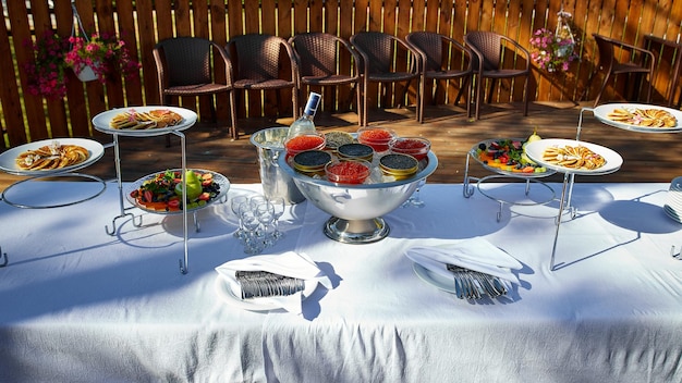 Servido catering Caviar rojo y negro al aire libre