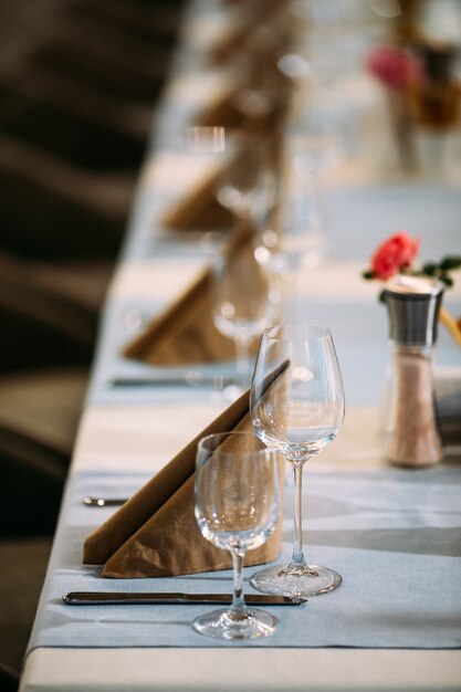 Servido mesa de banquete copas de vino servilletas cubiertos