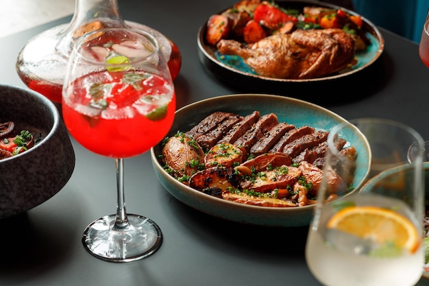 Servido con mesa de comida y bebida en el restaurante nadie