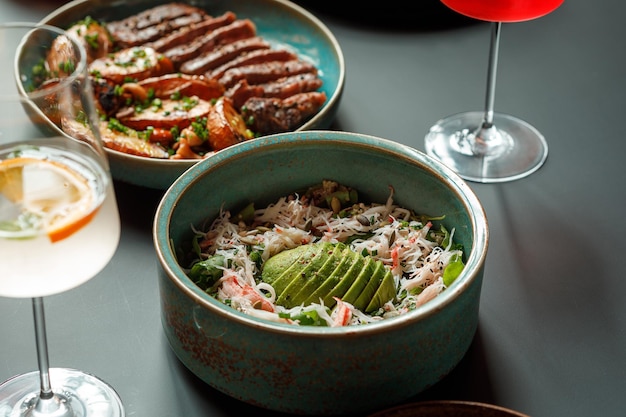 Servido con mesa de comida y bebida en el restaurante nadie