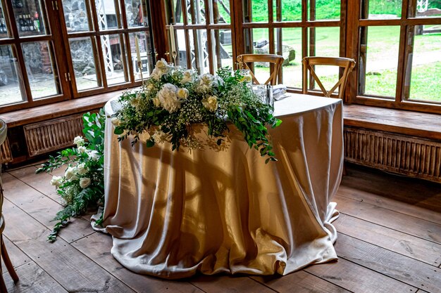 Servido para mesas de banquetes en un lujoso interior.