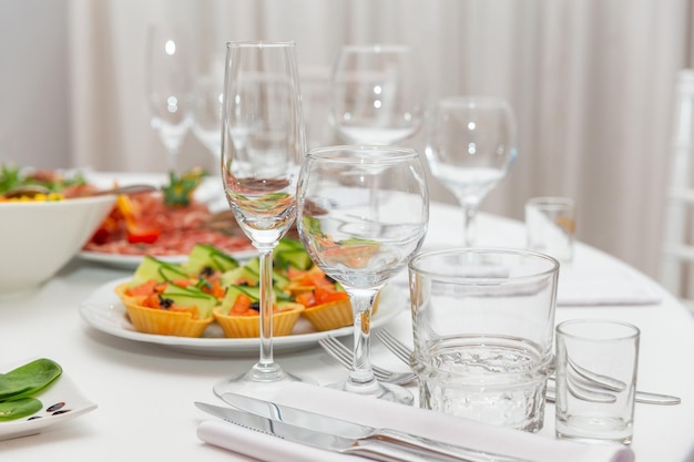 Servido para mesa de restaurante de banquete de férias com pratos lanche talheres vinho e copos de água