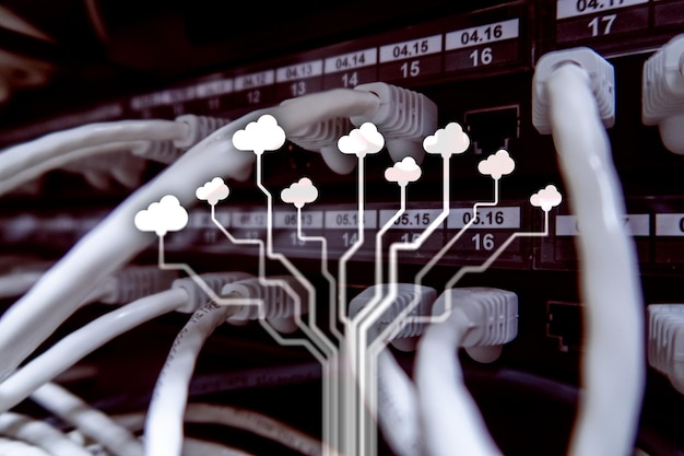 Foto servidor en la nube y almacenamiento y procesamiento de datos informáticos concepto de internet y tecnología