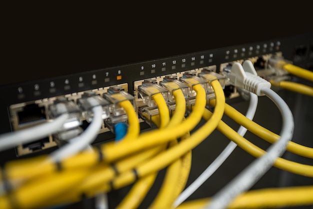 Servidor onde muitos cabos de internet Acesso a dados em todo o mundo Telecomunicações Provedor de internet online