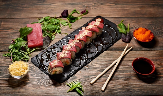Servieren von Sushi-Rollen und anderen traditionellen japanischen und asiatischen Speisen auf einem Tisch