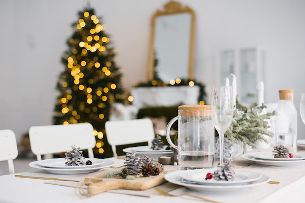 Serviert ein Weihnachtsferienessen im dekorierten Wohnzimmer