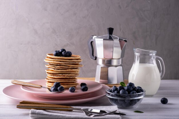 Serviert Frühstück mit Pfannkuchen