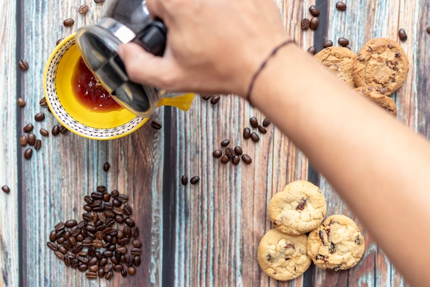 Serviert köstlichen amerikanischen Kaffee mit Keksen