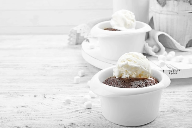 Serviert Tisch mit Schokoladen-Lava-Kuchen mit Eis