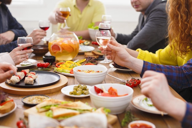 Serviert Tisch zum Abendessen. Hände mit Weingläsern