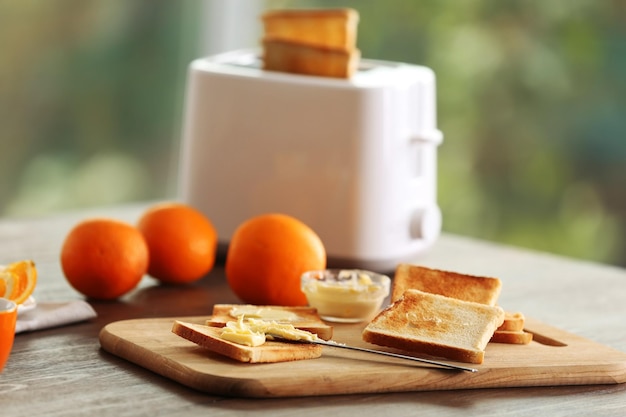 Serviertisch zum Frühstück mit Toast und Obst auf verschwommenem Hintergrund