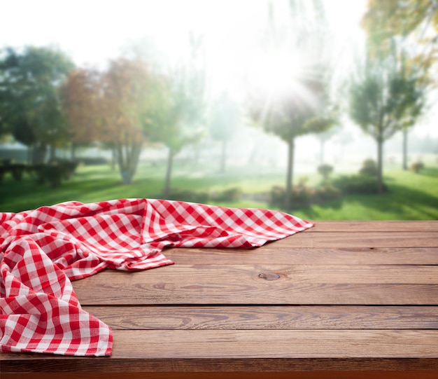 Serviette auf Holztischperspektive. Sommerlandschaft.