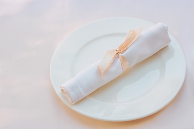Servilleta blanca en el plato sobre la mesa Concepto de fiesta de almuerzo de comida de cubiertos
